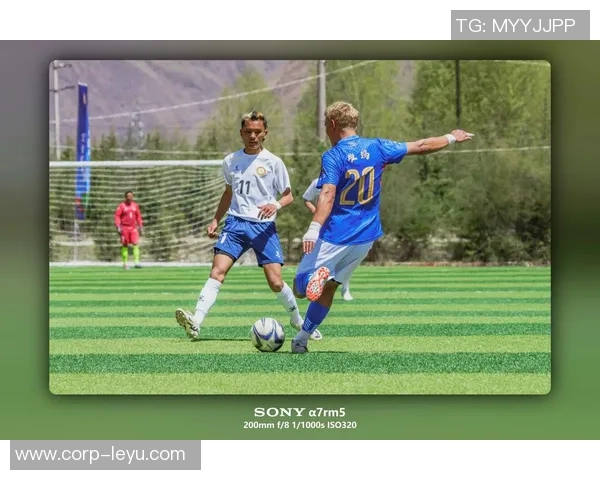 夏日激情四溢炸足球壁纸尽享清凉与运动的完美结合 夏日激情四溢炸足球壁纸尽享清凉与运动的完美结合